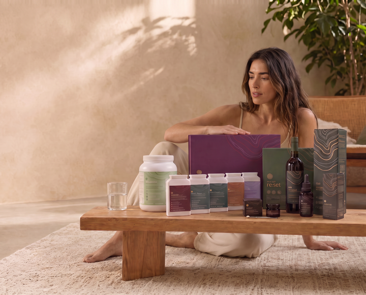 The alcalina bottle with the neur:on and bio:hack capsule packs opened beside it