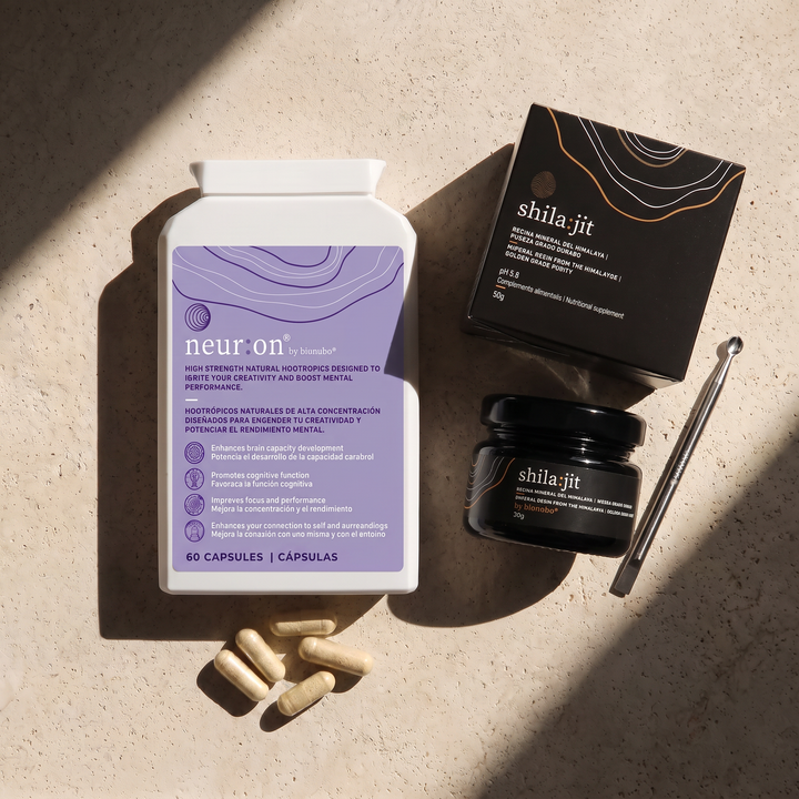 An overhead view of the neur:on 60-capsule carton with loose capsules, above the shila:jit resin jar with its carton and steel spatula