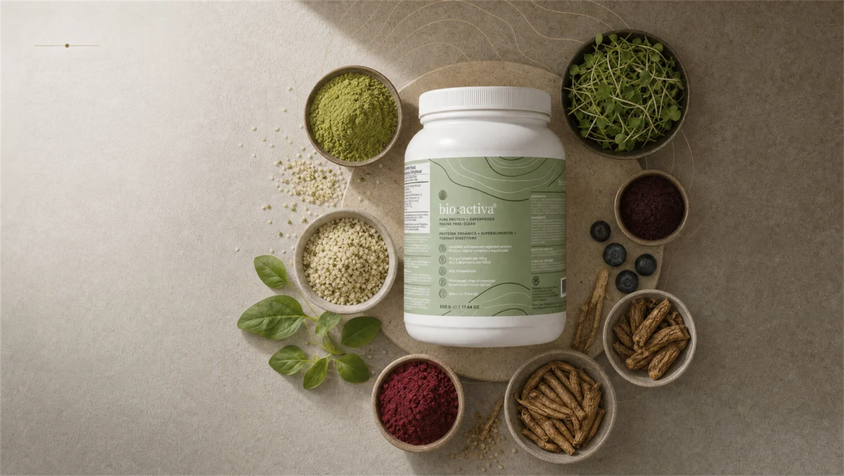 Tarrina de proteína integral Bioactiva rodeada de semillas de cáñamo, verduras, bayas y raíces botánicas.