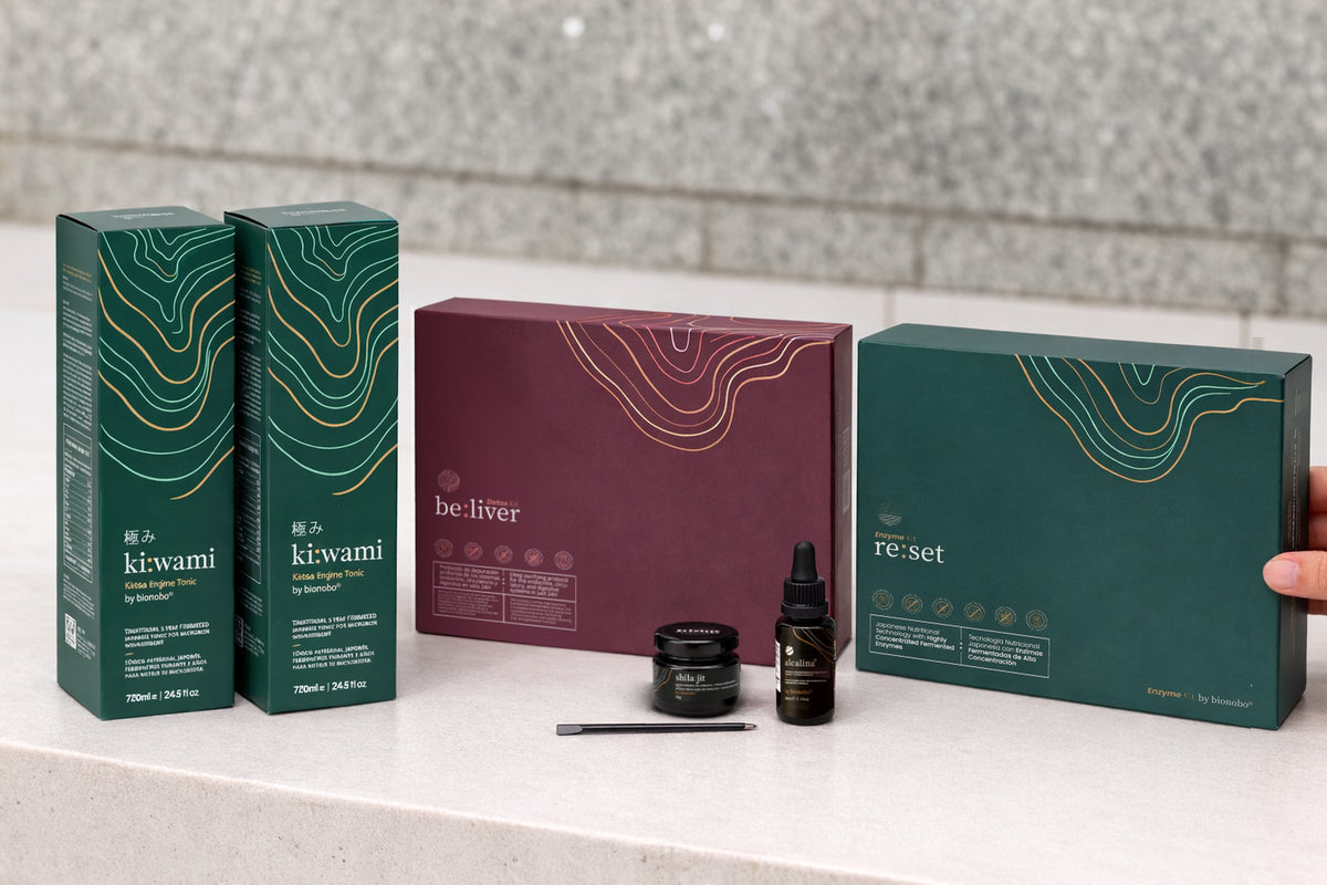 Los cinco productos ikigen sobre una encimera: dos cajas de kiwami, el kit be:liver, el kit re:set, un frasco de shilajit y un frasco de alcalina