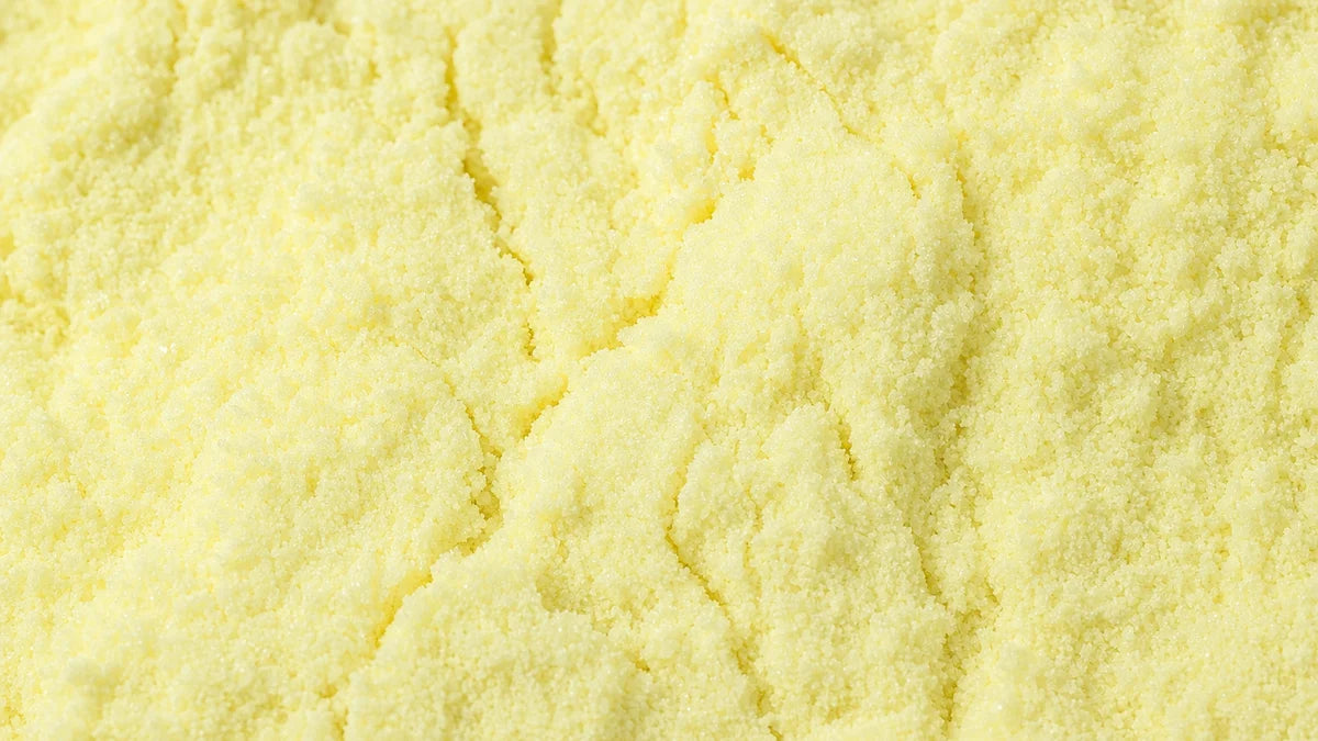 Ácido alfa lipoico puro, un fino polvo cristalino de color amarillo pálido.